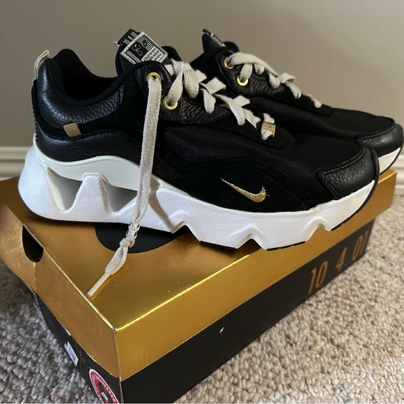 Nike - Picture 3 of 6